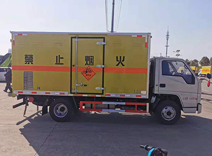 昂昂溪爆破器材运输车工人安全操作规范与智能技术保障